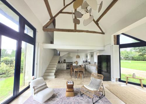 Longere de charme, calme & piscine in Chennebrun