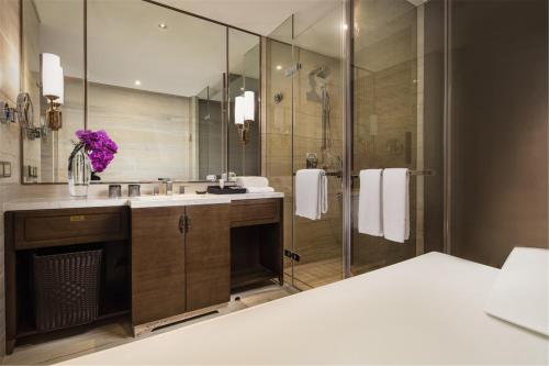 Deluxe King Room image 5