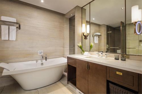 Deluxe King Room image 4