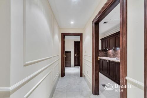 Dream Inn - Timeless Arabic-Inspired Penthouse with Private Pool and Sweeping Ain Dubai Views - image 12
