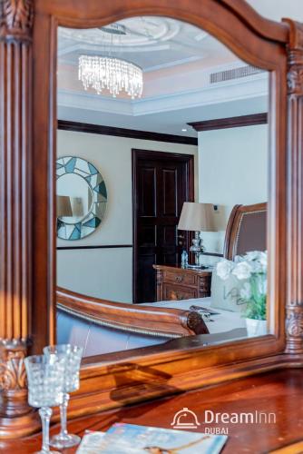 Dream Inn - Timeless Arabic-Inspired Penthouse with Private Pool and Sweeping Ain Dubai Views - image 3