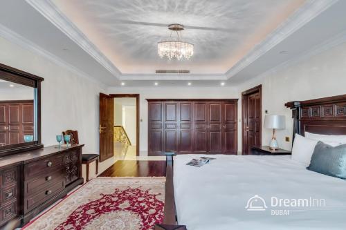 Dream Inn - Timeless Arabic-Inspired Penthouse with Private Pool and Sweeping Ain Dubai Views - main image