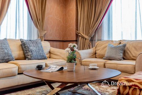 Dream Inn - Timeless Arabic-Inspired Penthouse with Private Pool and Sweeping Ain Dubai Views - image 4