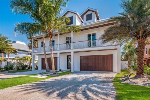 Sea La Vie Beach House - Stunning New Luxury Waterfront Home wPool Dock Elevator Close to Pine in Anna Maria, USA