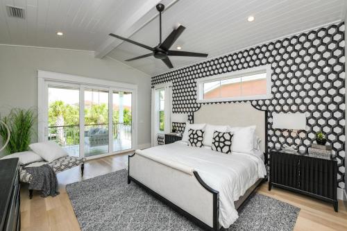 Sea La Vie Beach House - Stunning New Luxury Waterfront Home wPool Dock Elevator Close to Pine in Anna Maria, USA
