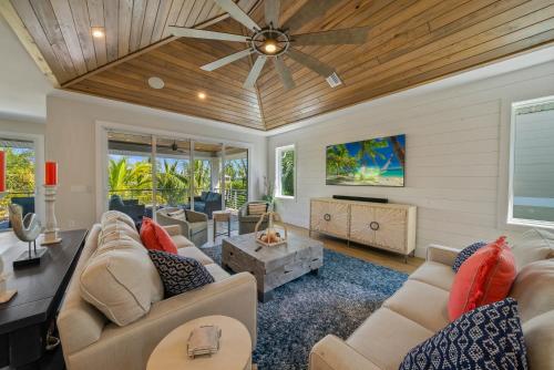 AcquaLuxe - Exquisite 2022 Lux Canal Home w Outdoor Oasis Pool Spa Dock SUP Kayaks Fire Pit in Anna Maria, USA