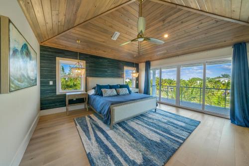 AcquaLuxe - Exquisite 2022 Lux Canal Home w Outdoor Oasis Pool Spa Dock SUP Kayaks Fire Pit in Anna Maria, USA