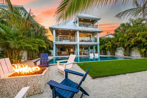 AcquaLuxe - Exquisite 2022 Lux Canal Home w Outdoor Oasis Pool Spa Dock SUP Kayaks Fire Pit in Anna Maria, Vereinigte Staaten von Amerika