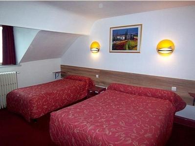 1 double bed, 1 twin bed
