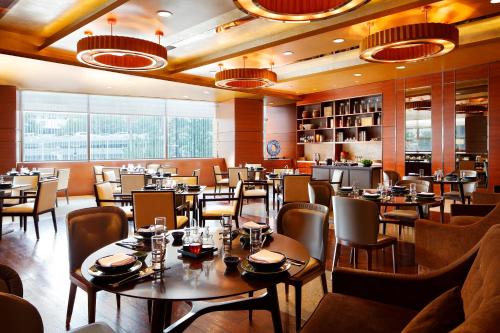 Restaurant, New World Wuhan Hotel in Jianghan Road Wuguang Commercial Area