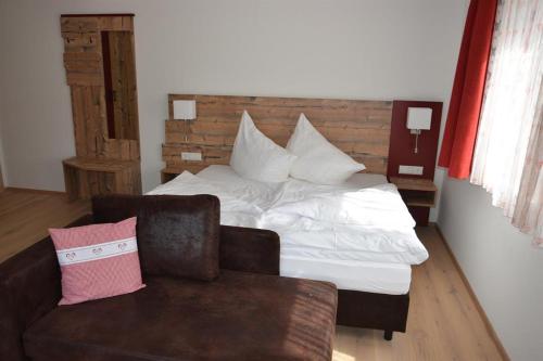 1 queen bed, 1 sofa bed
