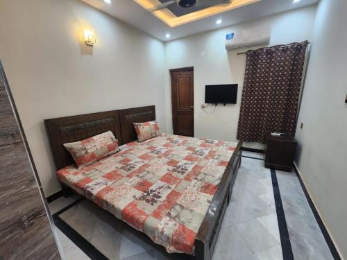 7-Bedroom Vacation Home in Johar Town - image 9