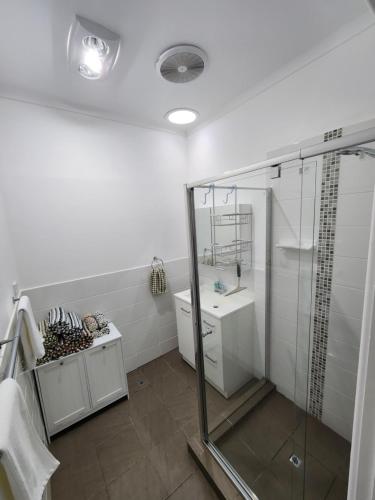 Bathroom, Bottlebrush Retreat Geraldton in Geraldton