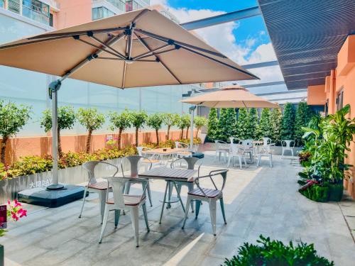Dayin Hotel -Shanghai Hongqiao Beixinjing Metro Station Branch -Large Social Area -Bar -Café -Gym -Free Laundry Luggage Storage -24H Front Desk-English Service, Shanghai