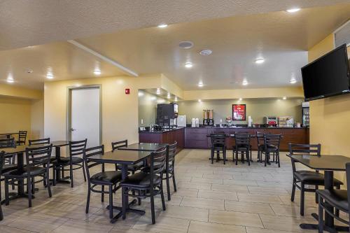 Econo Lodge Hurricane - Zion National Park Area - image 18