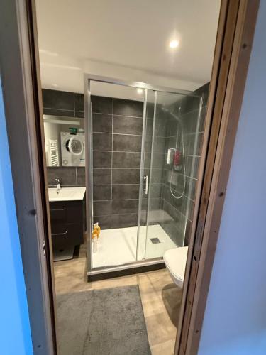 Shower, Ski-in ski-out duplex in La Plagne
