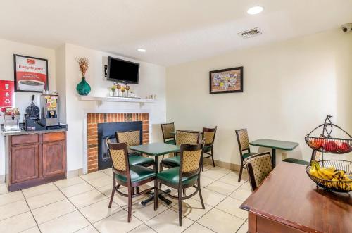 Econo Lodge Glade Springs I-81 - image 11