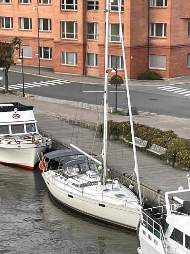 Sailboat 39ft Sleep 6 in Heart of City Centre in Fredrikstad in เฟรดริกสตัด