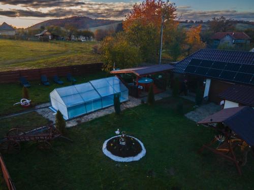 Viesnīcas āriene, Nature-Surrounded Transylvanian Home with Pool in Bălnaca
