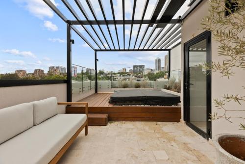 5BR Terrace House, Rooftop Spa & Amazing City View