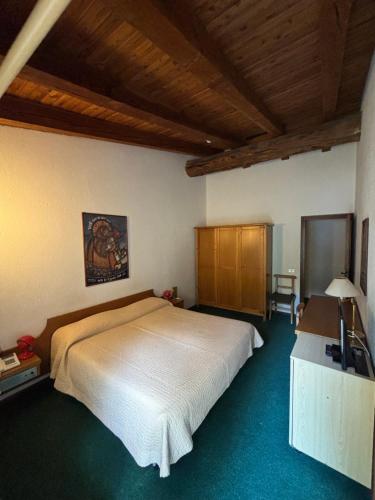 1 king bed, 2 twin beds