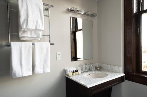 The Esquire Hotel Downtown Gastonia Ascend Hotel Collection - image 8