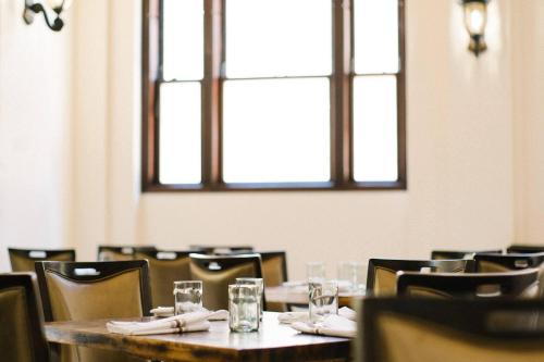 Restaurant, The Esquire Hotel Downtown Gastonia, an Ascend Collection Hotel in Gastonia (NC)