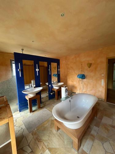 Separate Area mit Schlafzimmer und Badezimmer in Heroldsberg