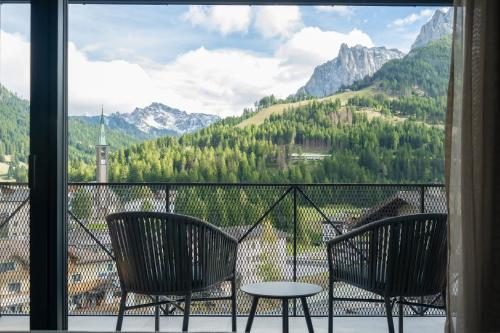 Ladinia Dolomites View - Adults Only - 발코니/테라스