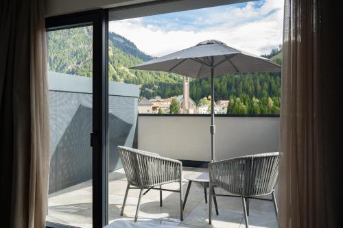 Ladinia Dolomites View - Adults Only - 발코니/테라스