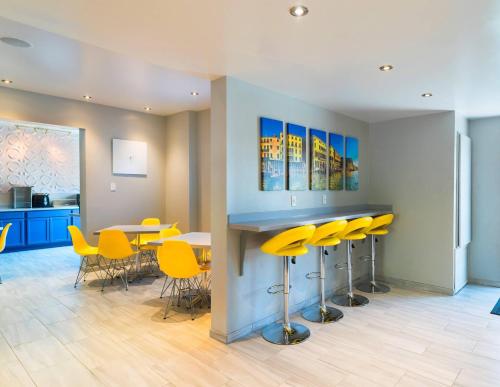 อาหารและเครื่องดื่ม, Studio Z, an Ascend Collection Hotel in เซนต์โรเบิร์ต (MO)