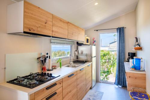 Kitchen, Mobil-Home Baia in Le Dramont