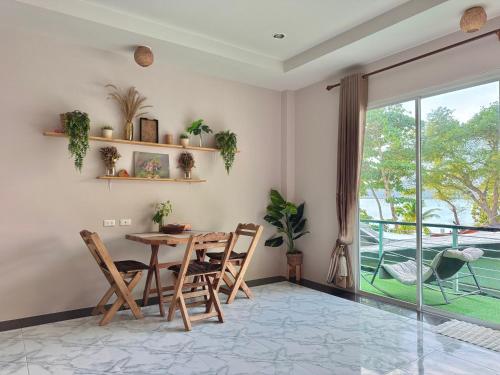 Sea Dreamer Beachfront Apartments - Phuket