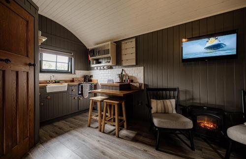 Shepherds Huts at Ballyness Farm in 鄧吉文