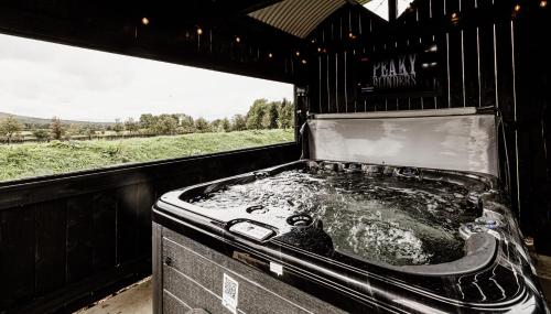 Shepherds Huts at Ballyness Farm in 鄧吉文