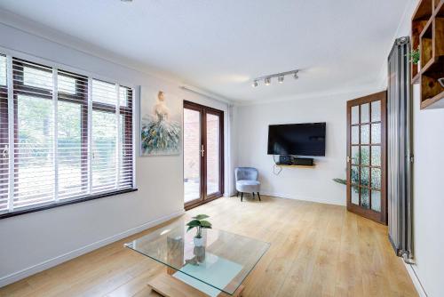 Spacious & Bright 3 Bedroom House in Peterborough in Walton