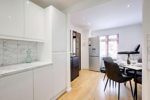 Spacious & Bright 3 Bedroom House in Peterborough in Walton