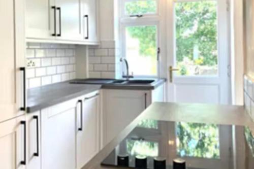 2 Bed - Sleeps 6 - Parking - Town Centre in เรดฮิลล์ตะวันตก
