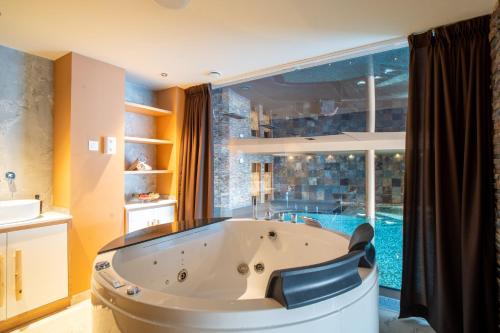 Pezsgőfürdő, Hotel Gleboczek Vine Resort& Spa in Wielki Gleboczek