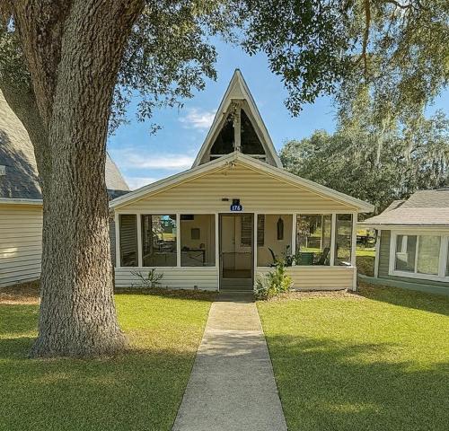 Cottage-pvt Lake & Pool Access Near Disney Wporch in Clermont