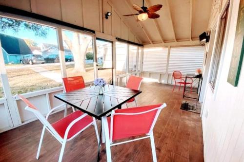 Cottage-pvt Lake & Pool Access Near Disney Wporch in Clermont