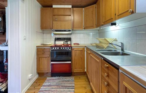 Kitchen, Lovely Home In Arjang With Wifi in Nästeviken