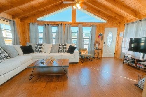 Hooks Cabin- Lake & Pool near Disney A-frame in Clermont, USA