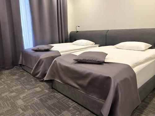 2 twin beds