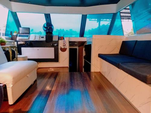 Yacht Luxor in Praia Saco da Capela