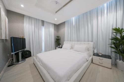 World Class Luxurious 6 BDR Villa In Palm Jumeirah - image 4