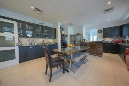 World Class Luxurious 6 BDR Villa In Palm Jumeirah - image 2