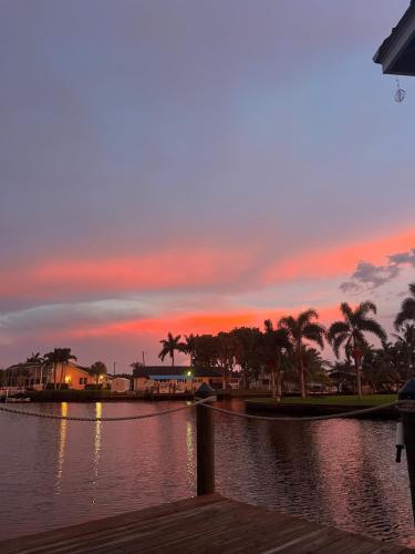 Serene Space! Waterfront Home! – khách sạn tại Bắc Fort Myers