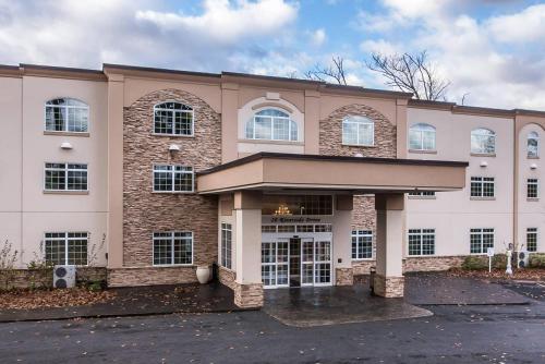 Riverside Hotel, Ascend Hotel Collection in West Chesterfield, USA