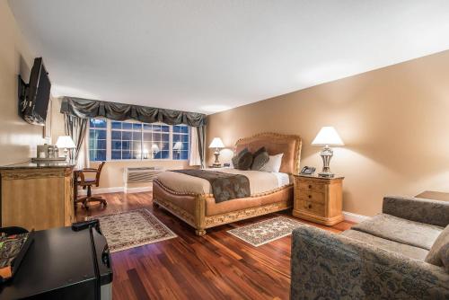 1 king bed, 1 sofa bed